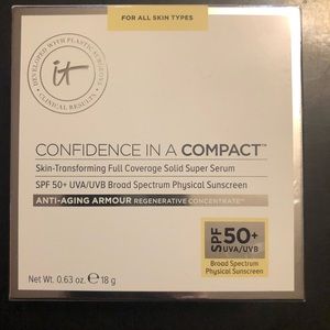 NIB It cosmetics confidence in a compact